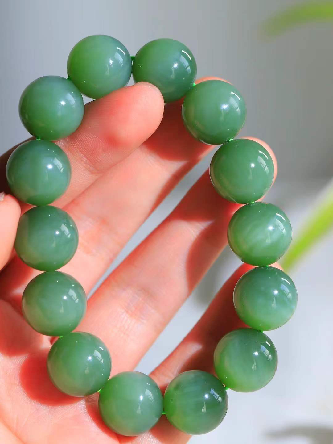 【珠圆玉润.手串】

精品️和田玉碧玉猫眼珠圆玉润手串 玉质温润细腻  整串打磨圆润，佩戴舒适。珠珠落玉盘，间关莺语花底滑，一生美好时光，无论身在何处，都有它相伴相守。事事顺遂，幸福美满，吉祥如意。重92.7克 尺寸取一16mm FDT-16352013