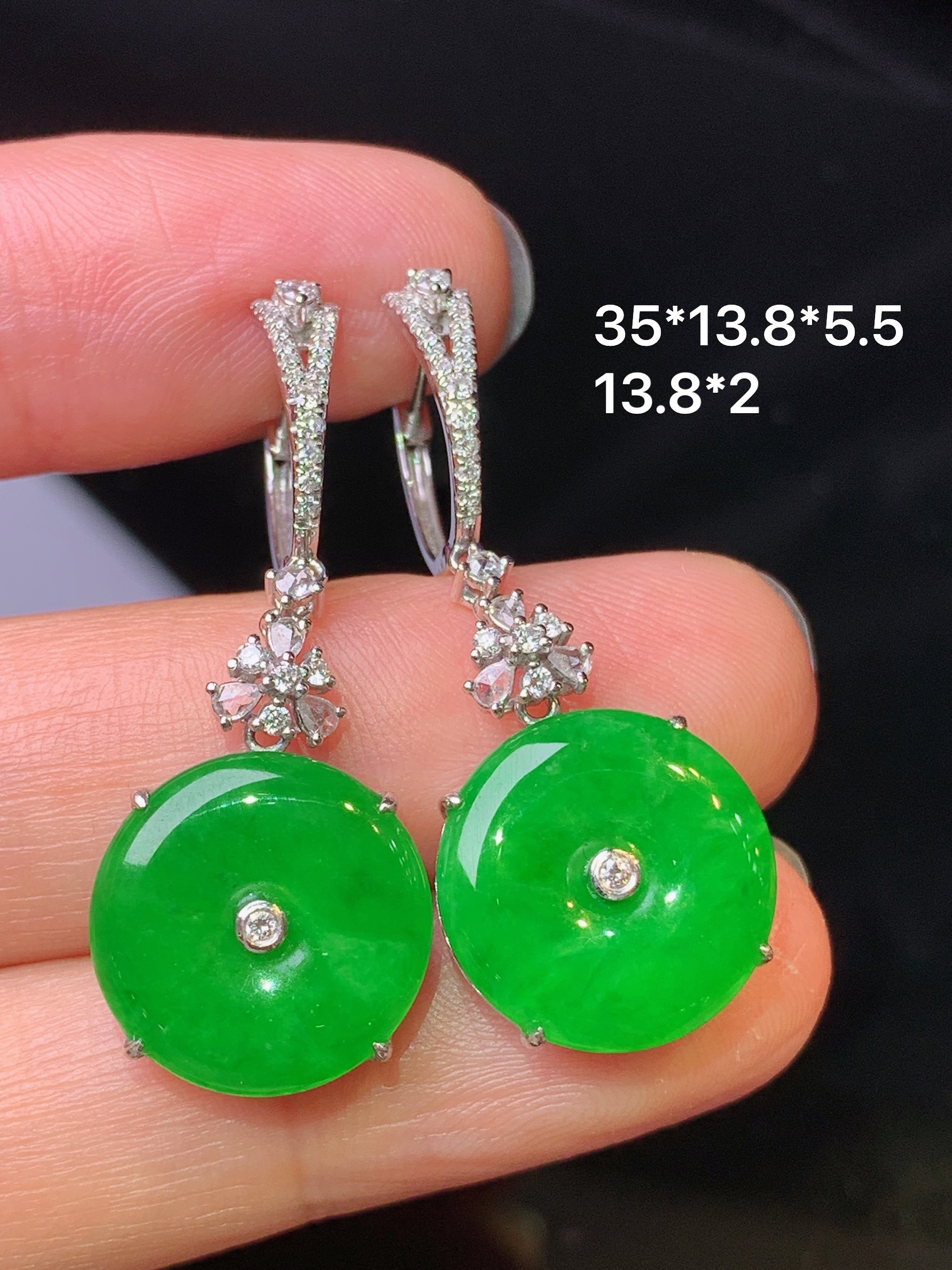 18k金钻镶嵌满绿平安扣耳坠 吊坠 玉质细腻 色泽艳丽清新 水润亮眼 整体尺寸35*13.8*5.5g1