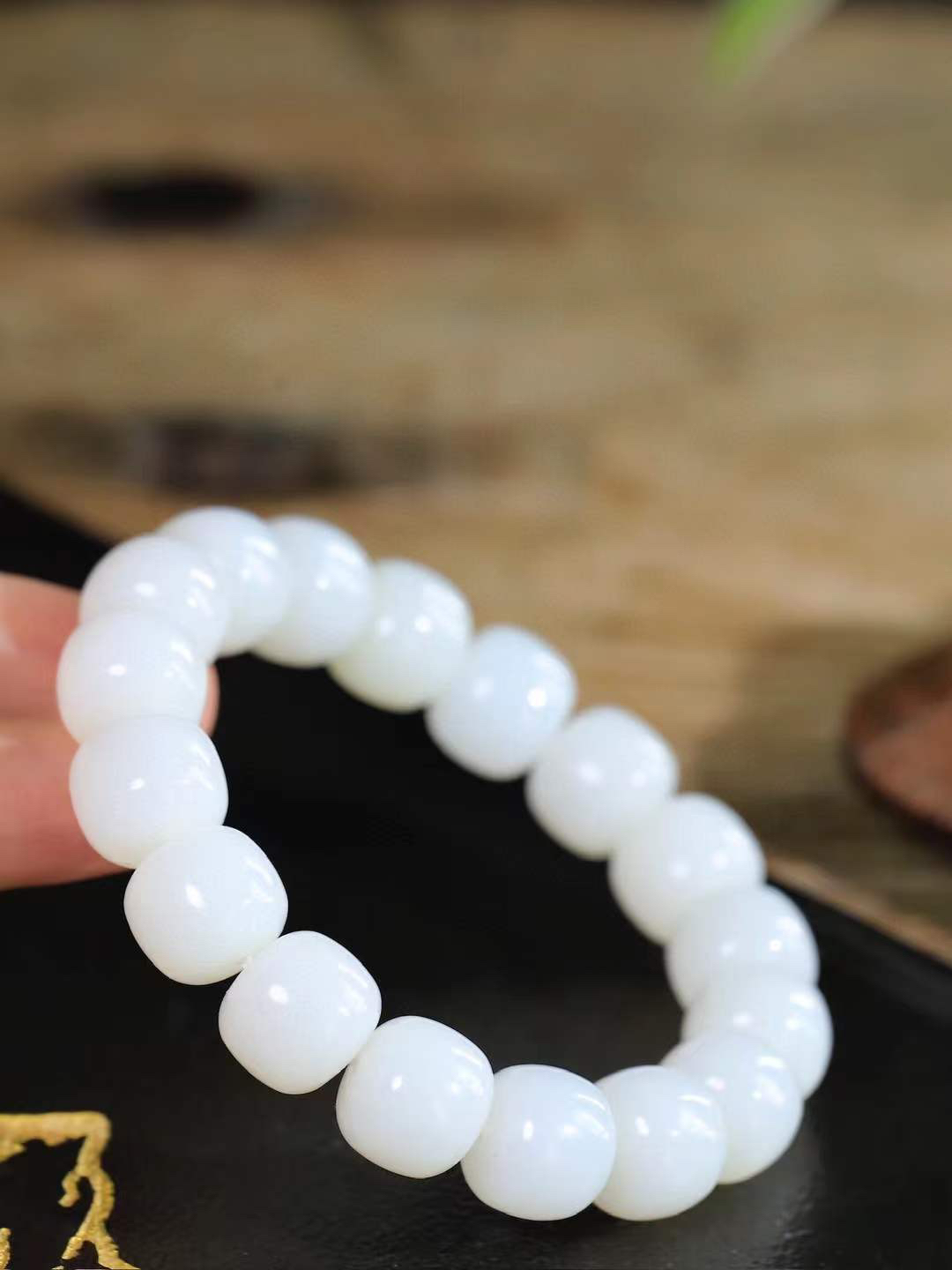 （老型珠.手串）

精品️和田玉白玉老型珠手串，也可做手持，玉质细腻油润 饱满光滑 质朴无华，悠远简单，人心境界远，百世修炼深，心灵常驻善意持，觉悟人生百世修。重74.5克    尺寸取一12.5-14mm    54301901L