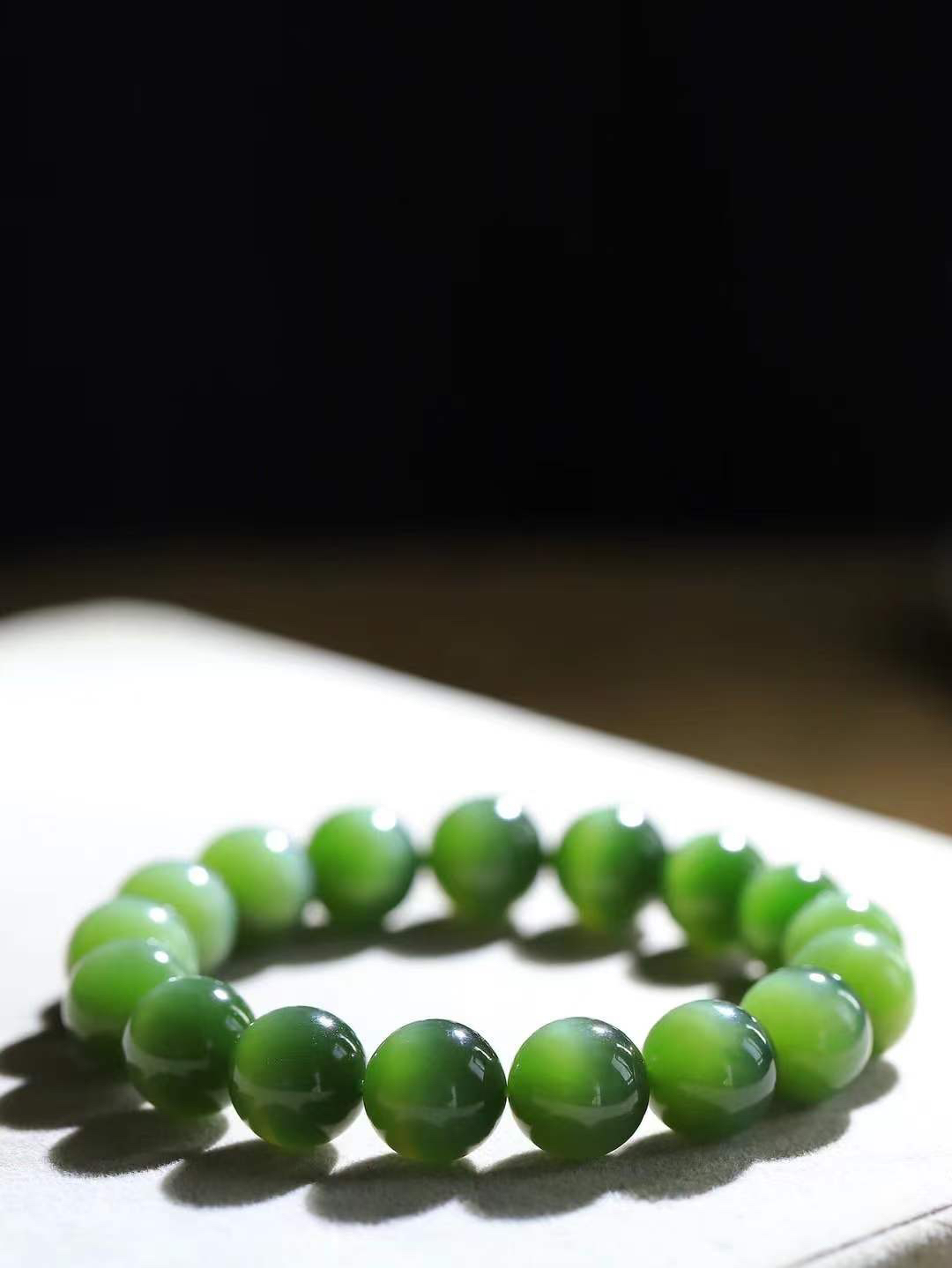 （猫眼手串）

精品和田玉碧玉猫眼圆珠手串 质地温润灵动 猫眼儿般的光中，有波光潋滟，也有梦幻清韵。行走于市井的喧嚣，相顾不言，便得清欢。重46.2克 尺寸取一12mmFDT-23352053