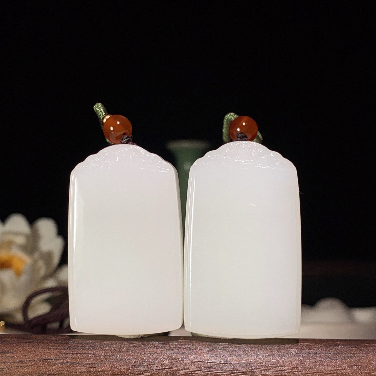 一对新疆和田玉白玉平安无事牌挂件 尺寸41/24/10重53.5克。玉质细腻油润。手推出油。佩戴高端典雅。lt260321