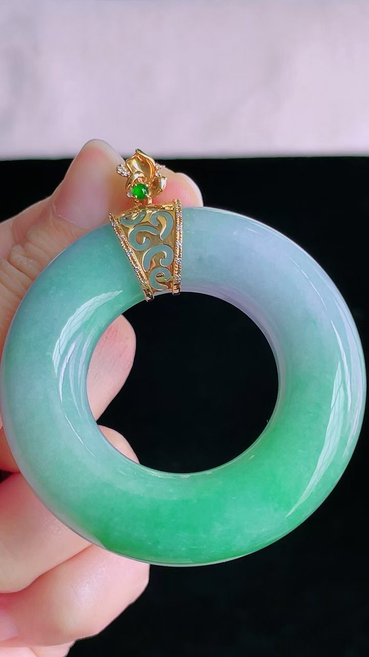 【翡翠名称】18K金镶冰春彩大平安环挂件
【翡翠尺寸】直径厚度裸石55.2/12.4mm
【翡翠描述】宝贝种老水足，玉质细腻，色泽靓丽，性价比高，佩戴效果好！
【其它赠送】权威证书/精美挂绳盒子/支持全国复检
【翡翠尺寸】
【翡翠描述】宝贝种老水足，玉质细腻，色泽靓丽，性价比高，佩戴效果好！
【其它赠送】权威证书/精美挂绳盒子/支持全国复检