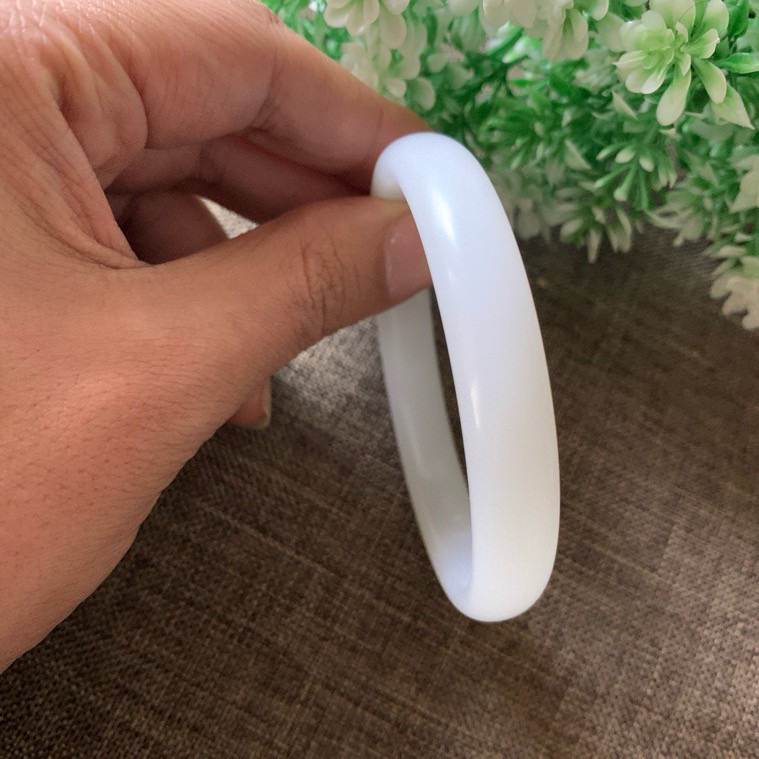 61圈口和田玉羊脂白手镯，镯型古朴典雅。在诗情画意的雨巷相遇，你是我腕间的一抹风情，有你眸有深情.清