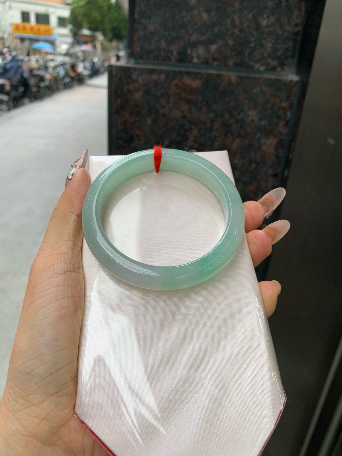 飘绿花正圈
57.1-11.1-8.4
完美，底妆冰润，满圈飘绿花点缀，简约却充满灵气，清新如芽，宛若自然的画卷凝结于腕间，静中带动，韵味悠长。