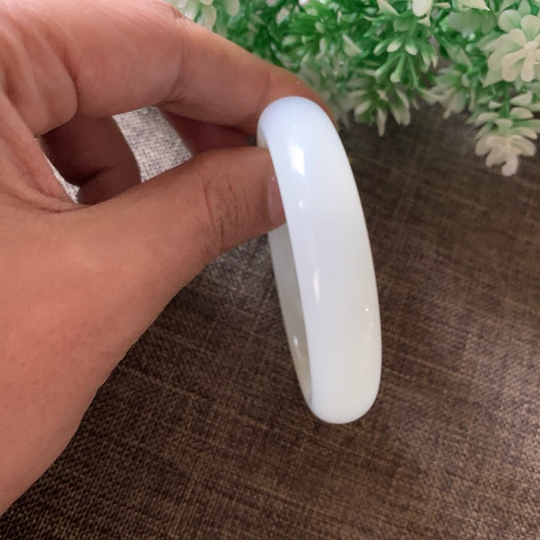 50圈口和田玉羊脂白手镯，精品荔枝冻冰白手镯，镯型古朴典雅。在诗情画意的雨巷相遇，你是我腕间的一抹风情，有你眸有深情.清风荡漾湖间静水，我愿俯身低眉，在烟波涟漪处寻你