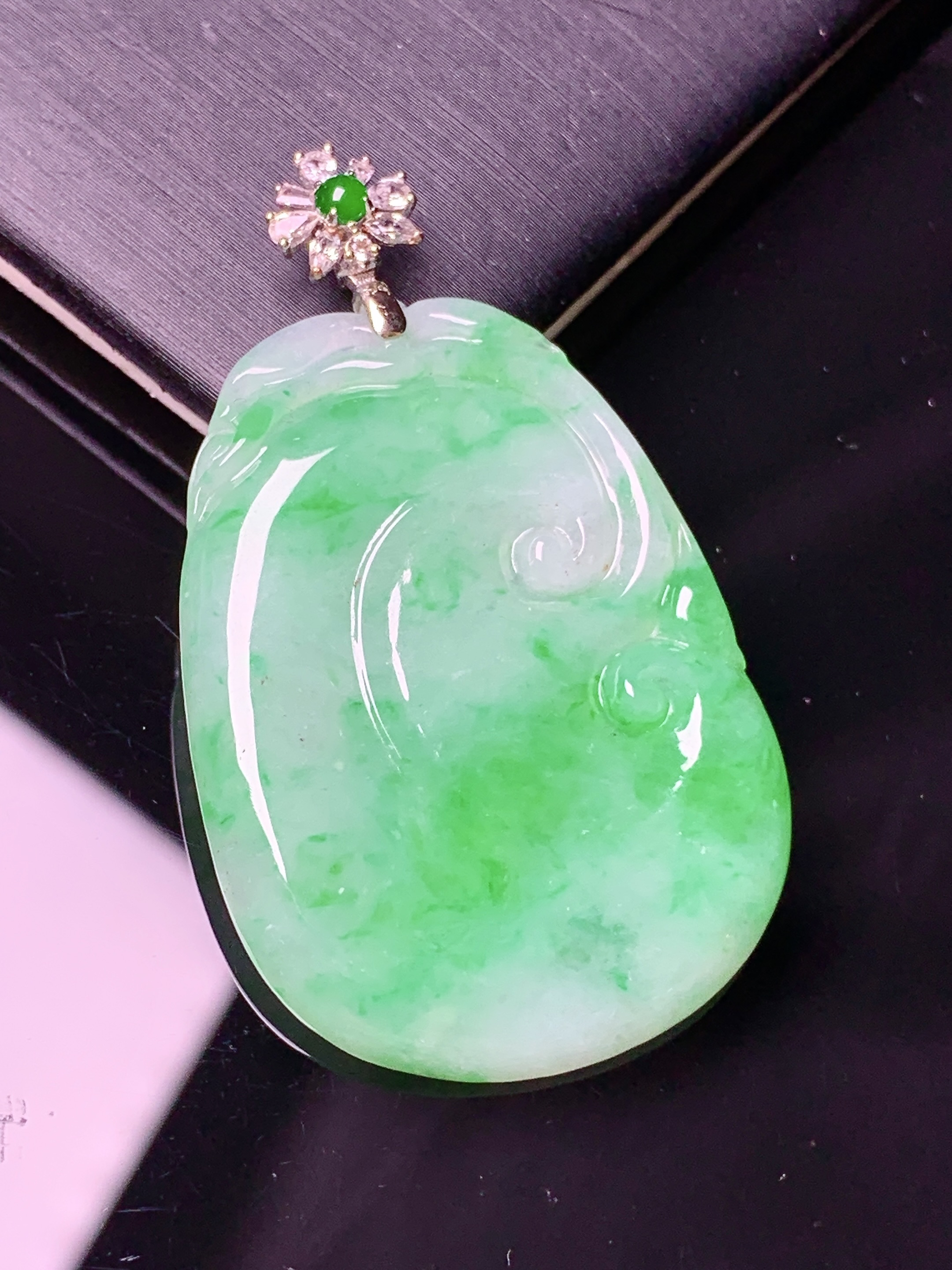 18k金钻镶嵌飘绿如意吊坠 玉质细腻 色泽艳丽清新 水润亮眼 整体尺寸45*27*3.5*2x