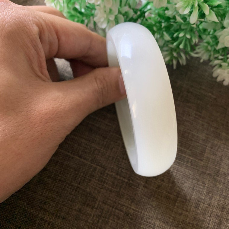 土豪款，59圈口和田玉羊脂白宽版手镯【挽间柔情】，精品荔枝冻冰白手镯，镯型古朴典雅。在诗情画意的雨巷相遇，你是我腕间的一抹风情，有你眸有深情.清风荡漾湖间静水，我愿俯身低眉，在烟波涟漪处寻你