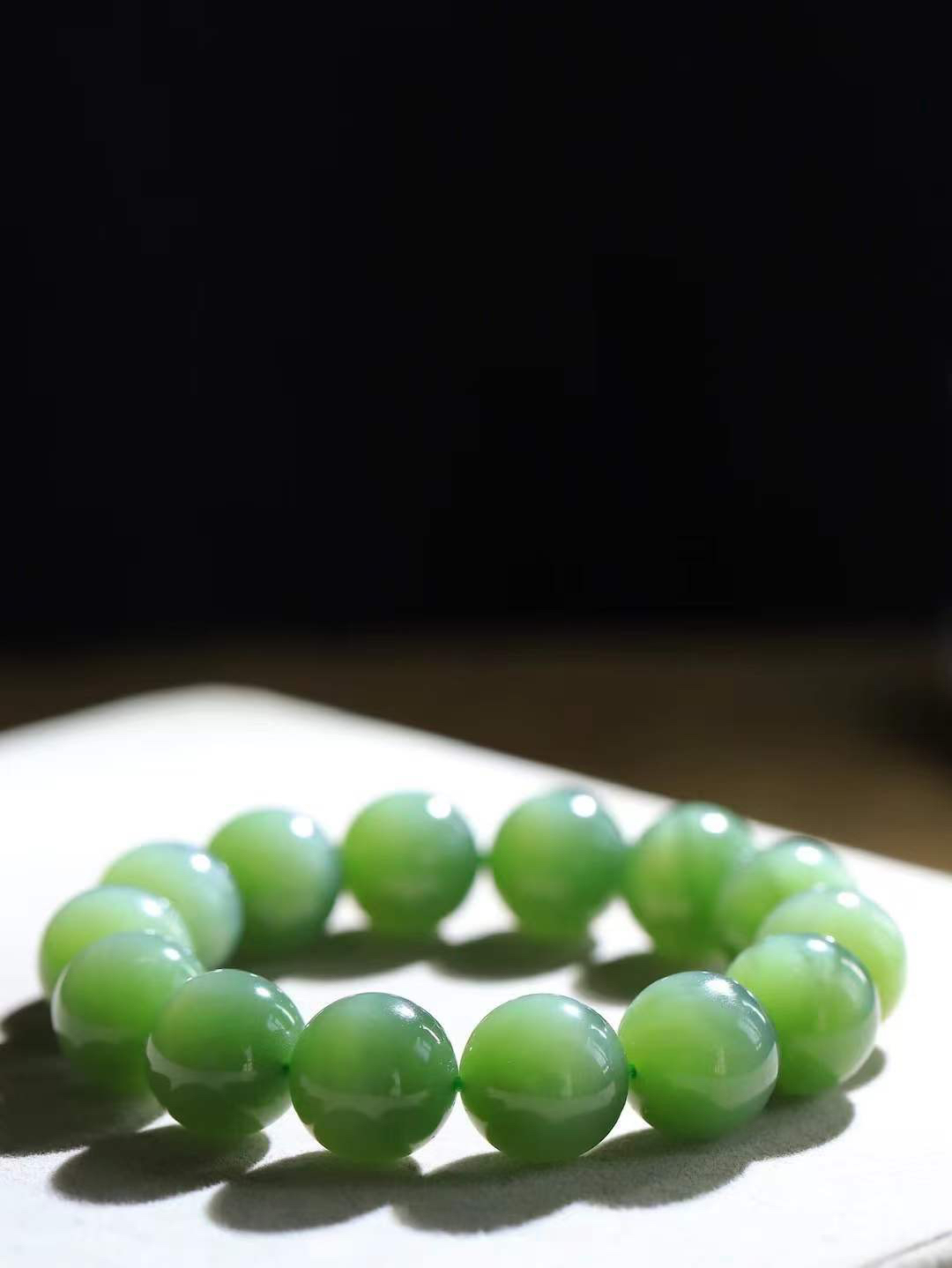 【珠圆玉润.手串】

精品️和田玉碧玉猫眼珠圆玉润手串 玉质温润细腻  整串打磨圆润，佩戴舒适。珠珠落玉盘，间关莺语花底滑，一生美好时光，无论身在何处，都有它相伴相守。事事顺遂，幸福美满，吉祥如意。重92.7克 尺寸取一16mm FDT-16352013