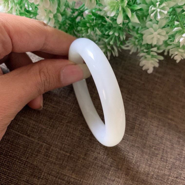 54圈口和田玉羊脂白手镯，精品荔枝冻冰白手镯，镯型古朴典雅。在诗情画意的雨巷相遇，你是我腕间的一抹风