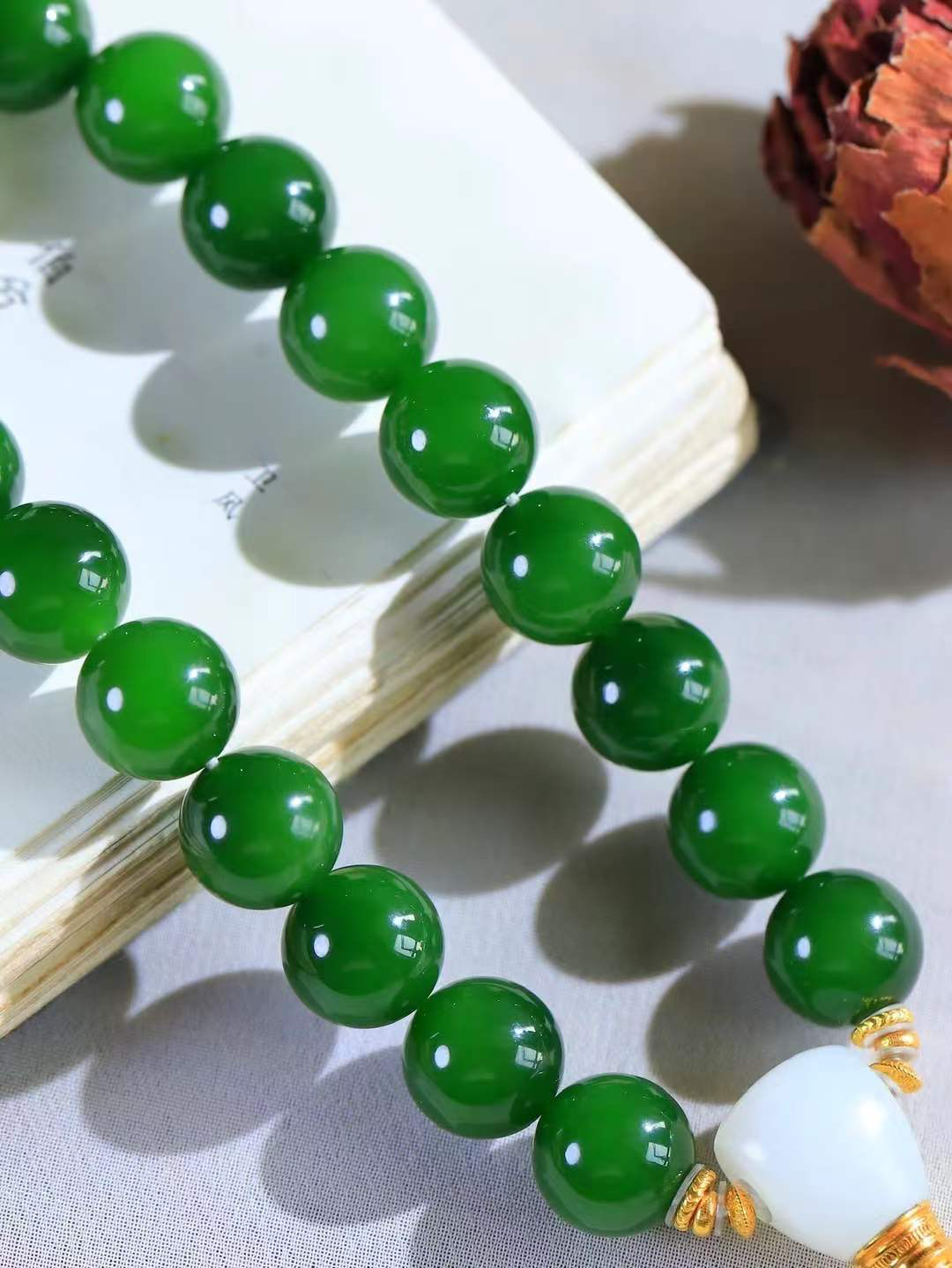 【珠圆玉润.手持】

收藏级臻品️和田玉碧玉珠圆玉润手持，也可做项链，玉质温润细腻  整串打磨圆润，佩戴舒适。珠珠落玉盘，间关莺语花底滑，一生美好时光，无论身在何处，都有它相伴相守。事事顺遂，幸福美满，吉祥如意。重63.6克 尺寸取一12mm  FDA-11372033