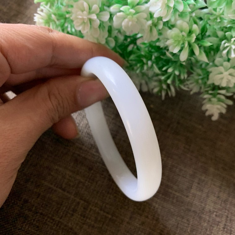 61圈口和田玉羊脂白手镯，镯型古朴典雅。在诗情画意的雨巷相遇，你是我腕间的一抹风情，有你眸有深情.清风荡漾湖间静水，我愿俯身低眉，在烟波涟漪处寻你