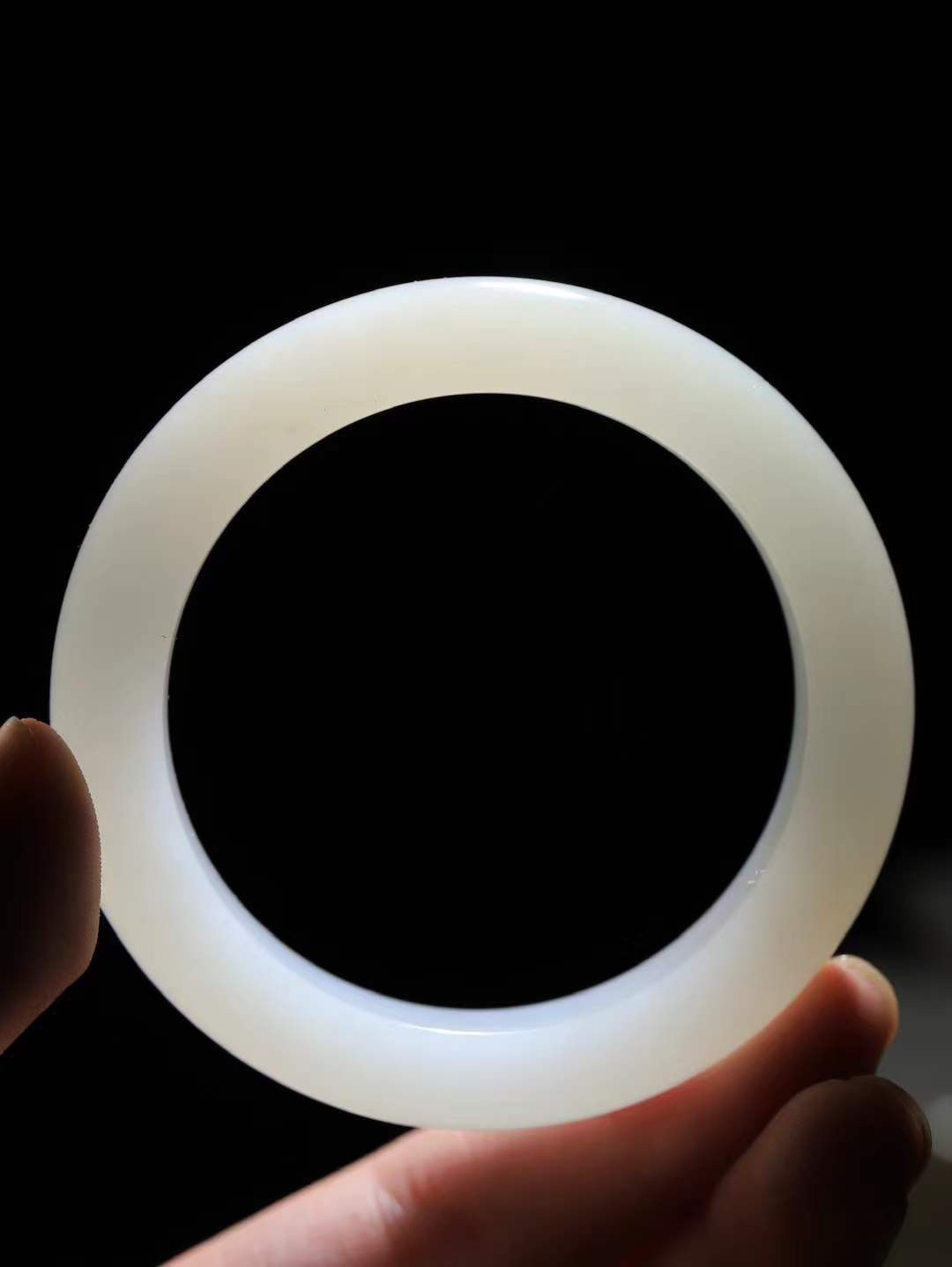 【婉约佳人.手镯】

精品和田玉白玉手镯 玉质温润细腻 油性十足 手感舒适，高华雅逸，线条流畅，简约大气，美自天成，素雅高贵。佩戴于腕间，婉约之美，举手投足间透出那份低调奢华。重67.5克 内径55mm  尺寸13-10.2mm   FDA-66151933