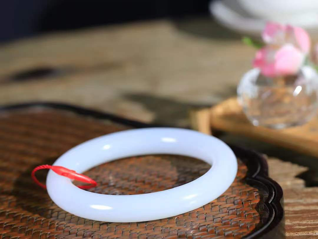 【玉佳人·手镯】

精品和田玉白玉圆条手镯 ，玉质细腻油润，做工细致精美，端庄素雅，亭亭玉立，芊芊素