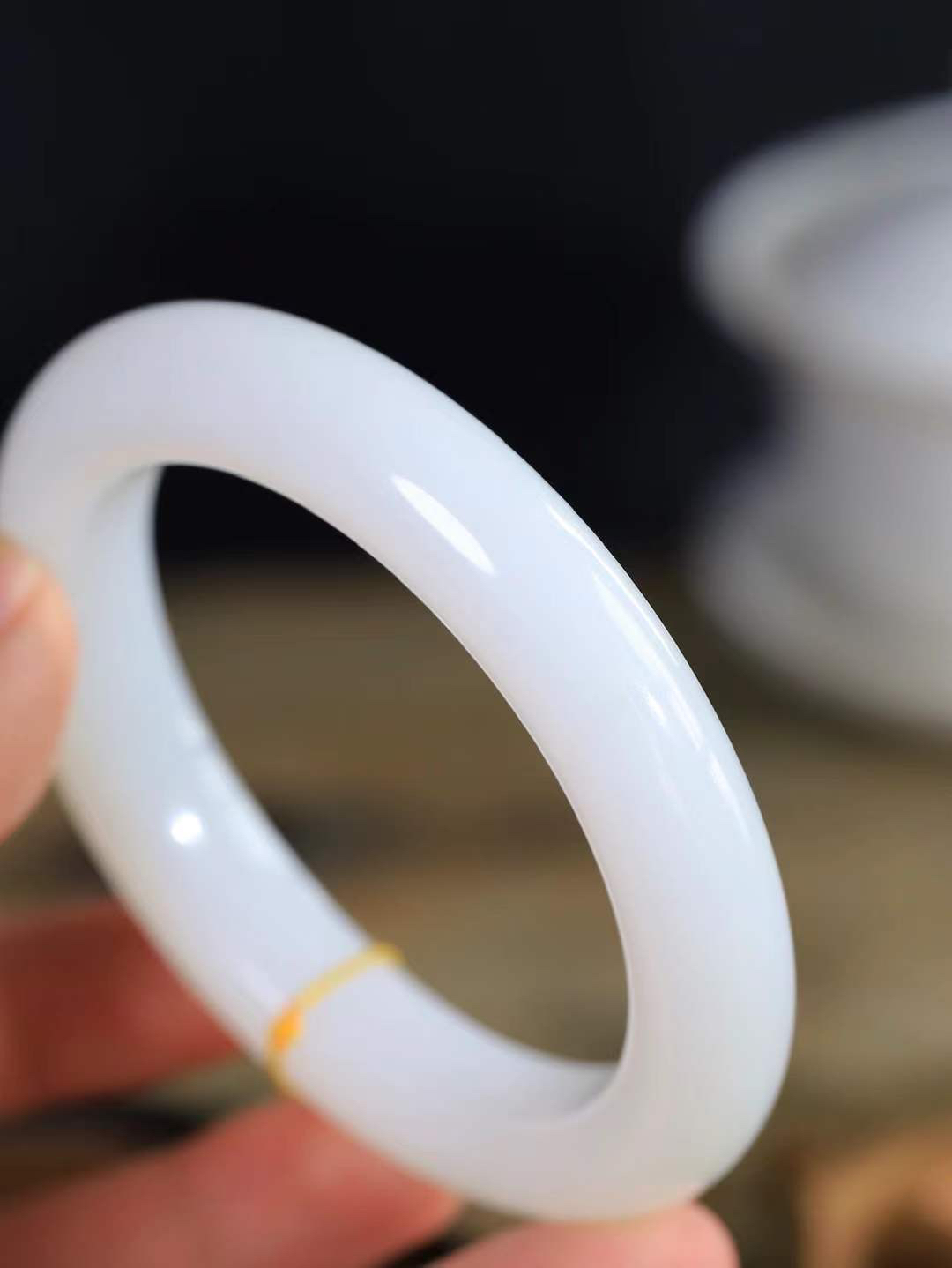 （温柔雅致.手镯）

精品️和田玉白玉手镯。镯型饱满，温润细腻，脂润沁香。️执一卷书，沏一盏茶，着一袭裙，戴一只镯。淡淡浅笺，素心若兰，静赏玉中诗画。悠悠岁月，芊手轻摘，盛满诗样芳华。重79克   尺寸60.5-13-11.2mm    FDL-66361933