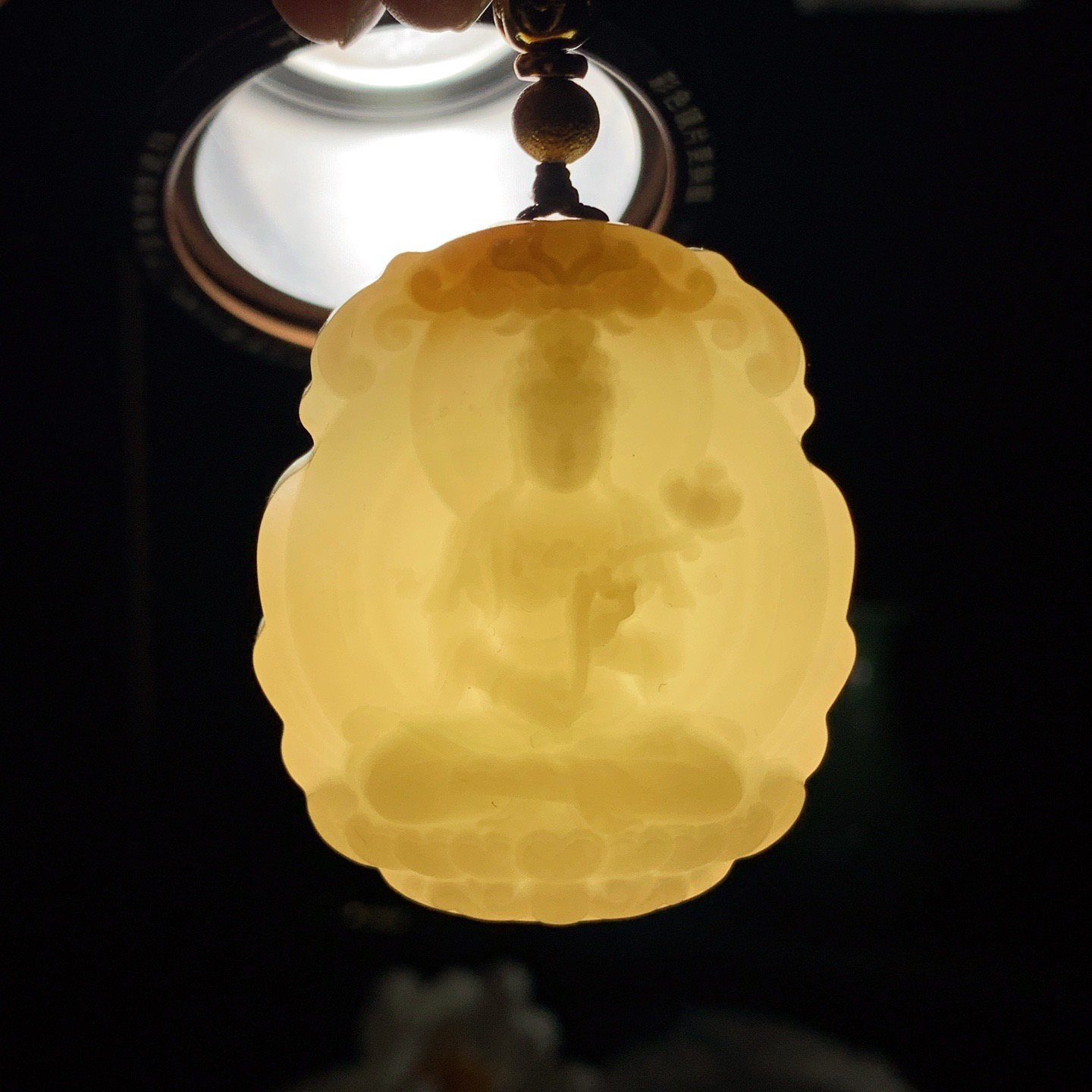 新疆和田玉且末糖坐莲观音挂件 尺寸48/41/12重46.5克。玉质细腻油润。手推出油。佩戴高端典雅。lt260321