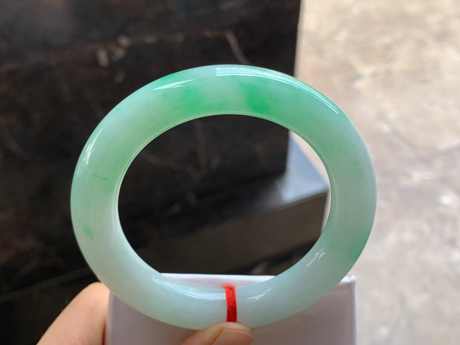 56.5-11.8

阳绿色圆条手镯^_^色阳 细腻