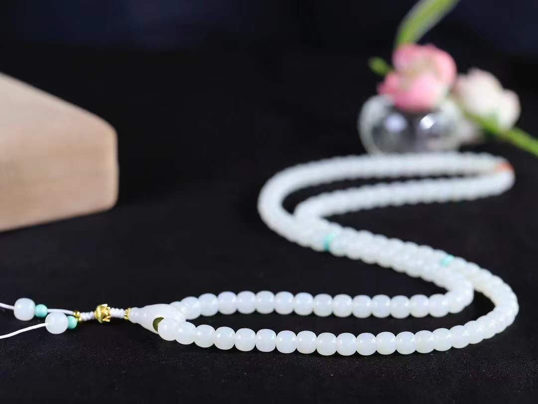 【链.108】

精品和田玉白玉老型珠108挂链 玉质温润细腻 油性十足 佩戴舒适。珠珠落玉盘，间关