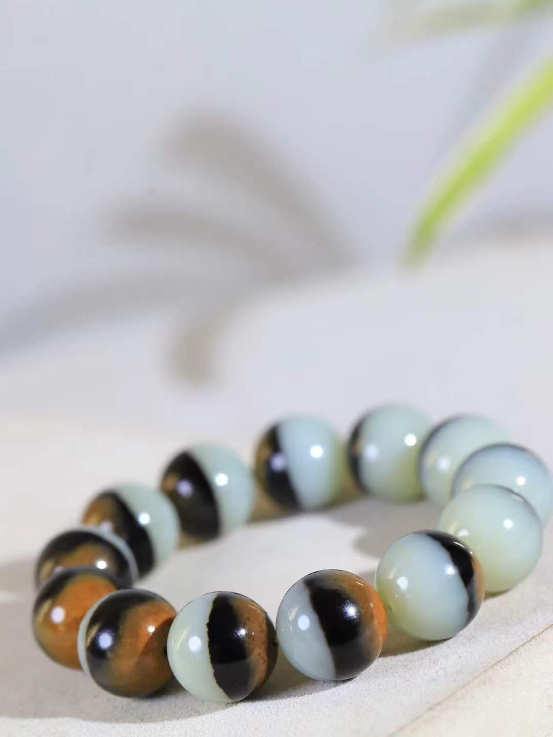 【珠圆玉润.手串】

精品和田玉三色珠圆玉润手串 玉质温润细腻  整串打磨圆润，佩戴舒适。珠珠落玉盘，间关莺语花底滑，一生美好时光，无论身在何处，都有它相伴相守。事事顺遂，幸福美满，吉祥如意。重111.3克 尺寸取一17.8mm  FDA-22101633