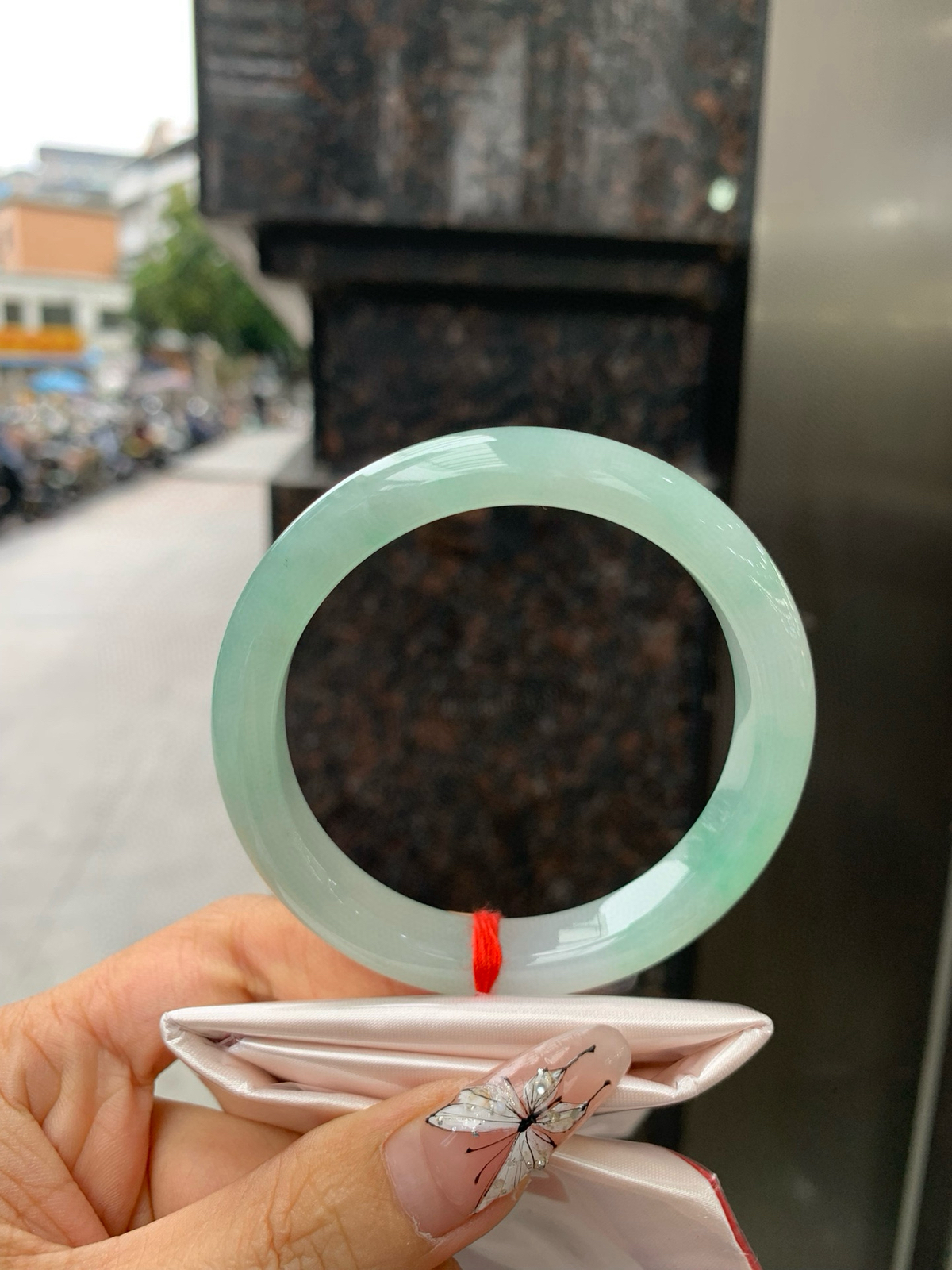 飘绿花正圈
57.1-11.1-8.4
完美，底妆冰润，满圈飘绿花点缀，简约却充满灵气，清新如芽，宛