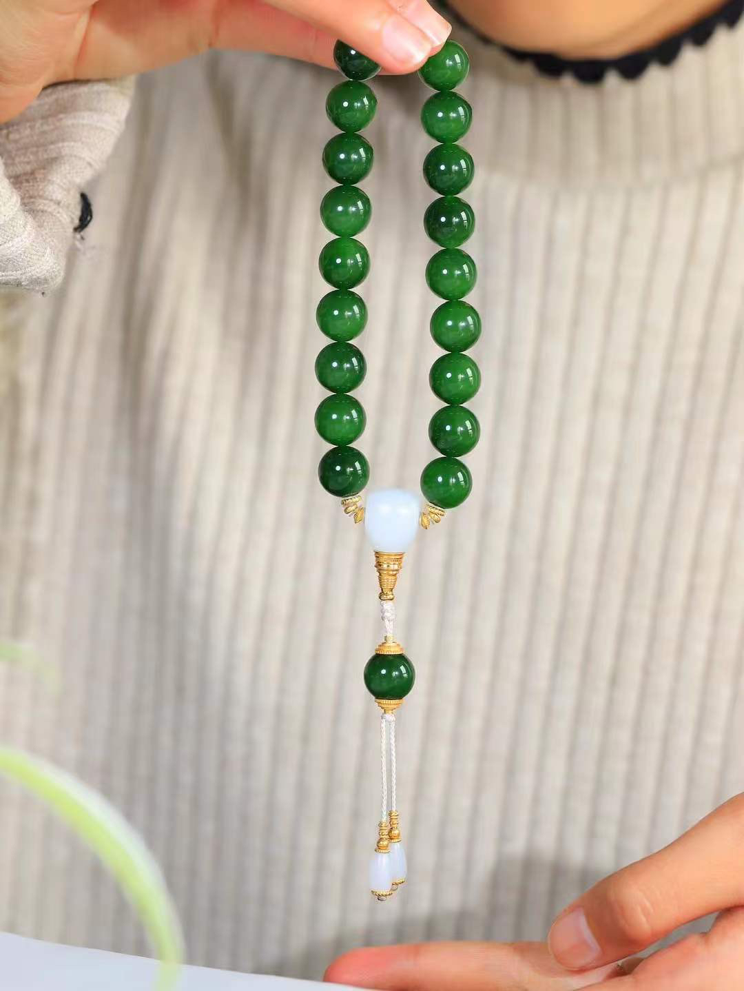 【珠圆玉润.手持】

收藏级臻品️和田玉碧玉珠圆玉润手持，也可做项链，玉质温润细腻  整串打磨圆润