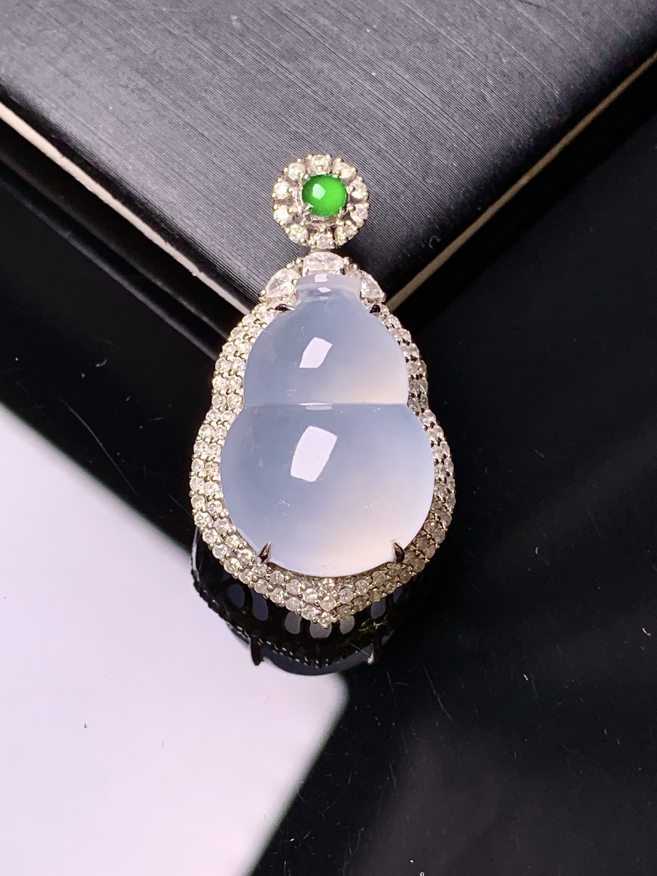 18k金钻镶嵌冰种葫芦吊坠 玉质细腻 色泽艳丽清新 水润亮眼 整体尺寸31.2*17.3*12.3t