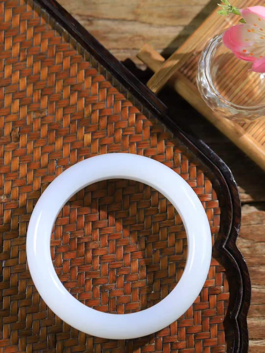 【柔情素语·手镯】

收藏级臻品和田玉白玉手镯，玉质细腻温润，手感舒适，️线条流畅，简约大气，美自天成，佩戴于腕间，婉约之美，举手投足间透出那份低调奢华，醉人心扉。重69.5克 内径圈口54mm  尺寸15-9.5mm   FDA-55352003