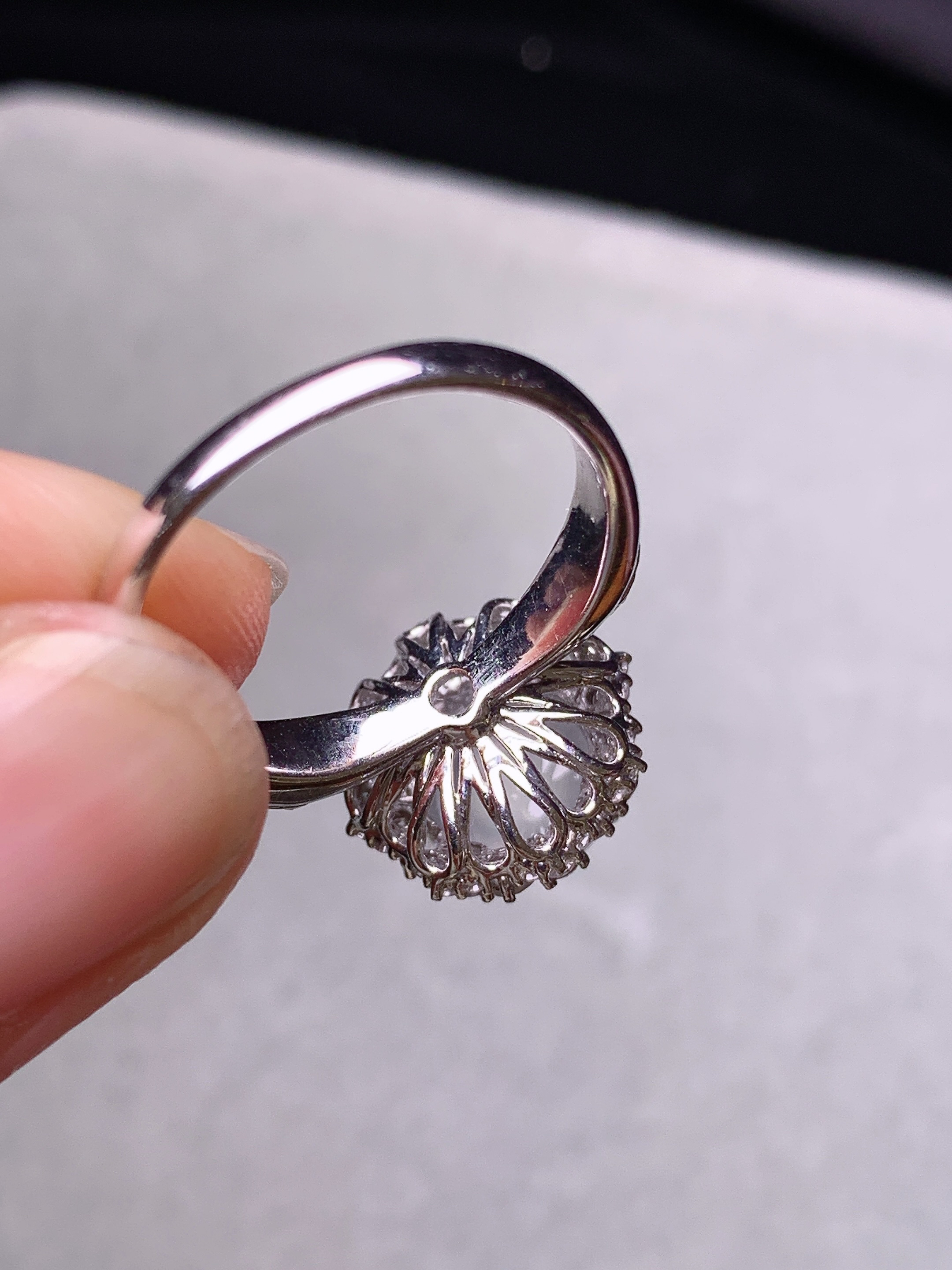 18k金钻镶嵌冰种蛋面戒指 玉质细腻 色泽艳丽清新 水润亮眼 圈口13.5 整体尺寸13.2*13*10.8t1