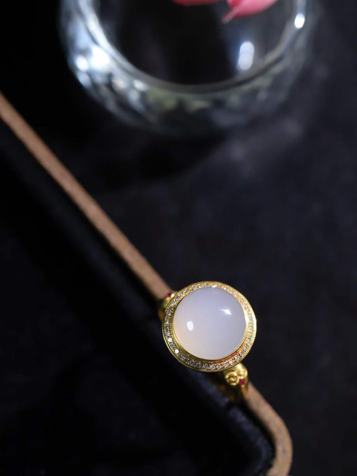 【金镶玉.戒指】

精品和田玉烟紫Au750金戒指 玉质细腻温润 油性十足 ，不论时光如何流转变化，