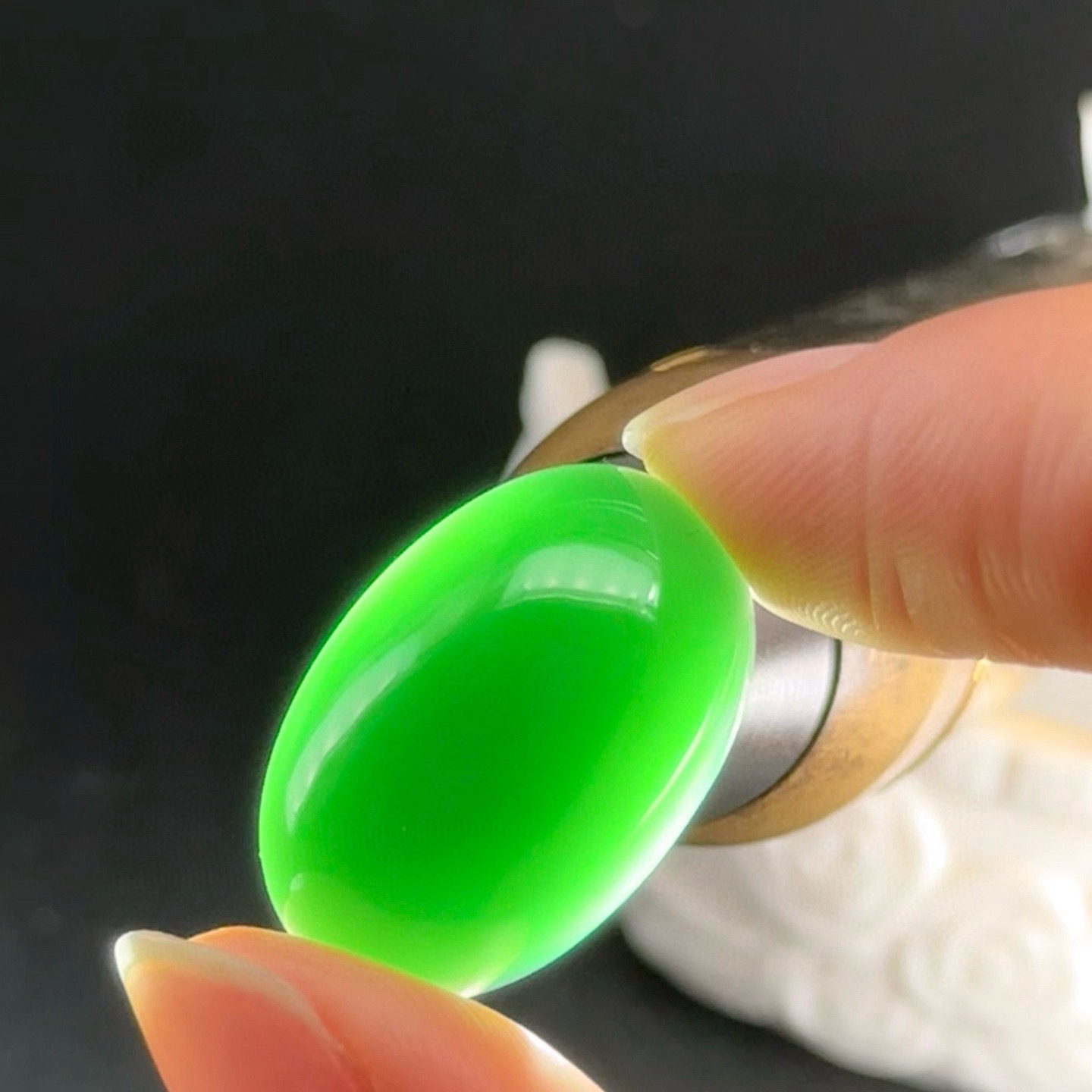 精品墨翠蛋面 种好色正 黑度足 打灯通透 油性十足 尺寸23