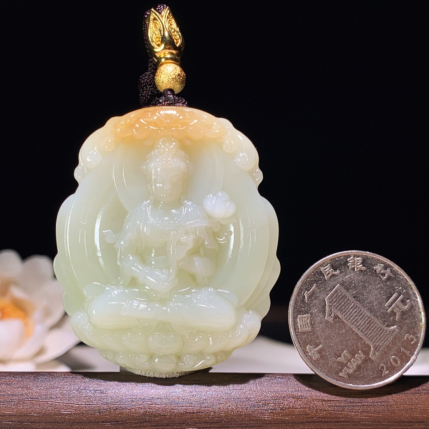 新疆和田玉且末糖坐莲观音挂件 尺寸48/41/12重46.5克。玉质细腻油润。手推出油。佩戴高端典雅。lt260321