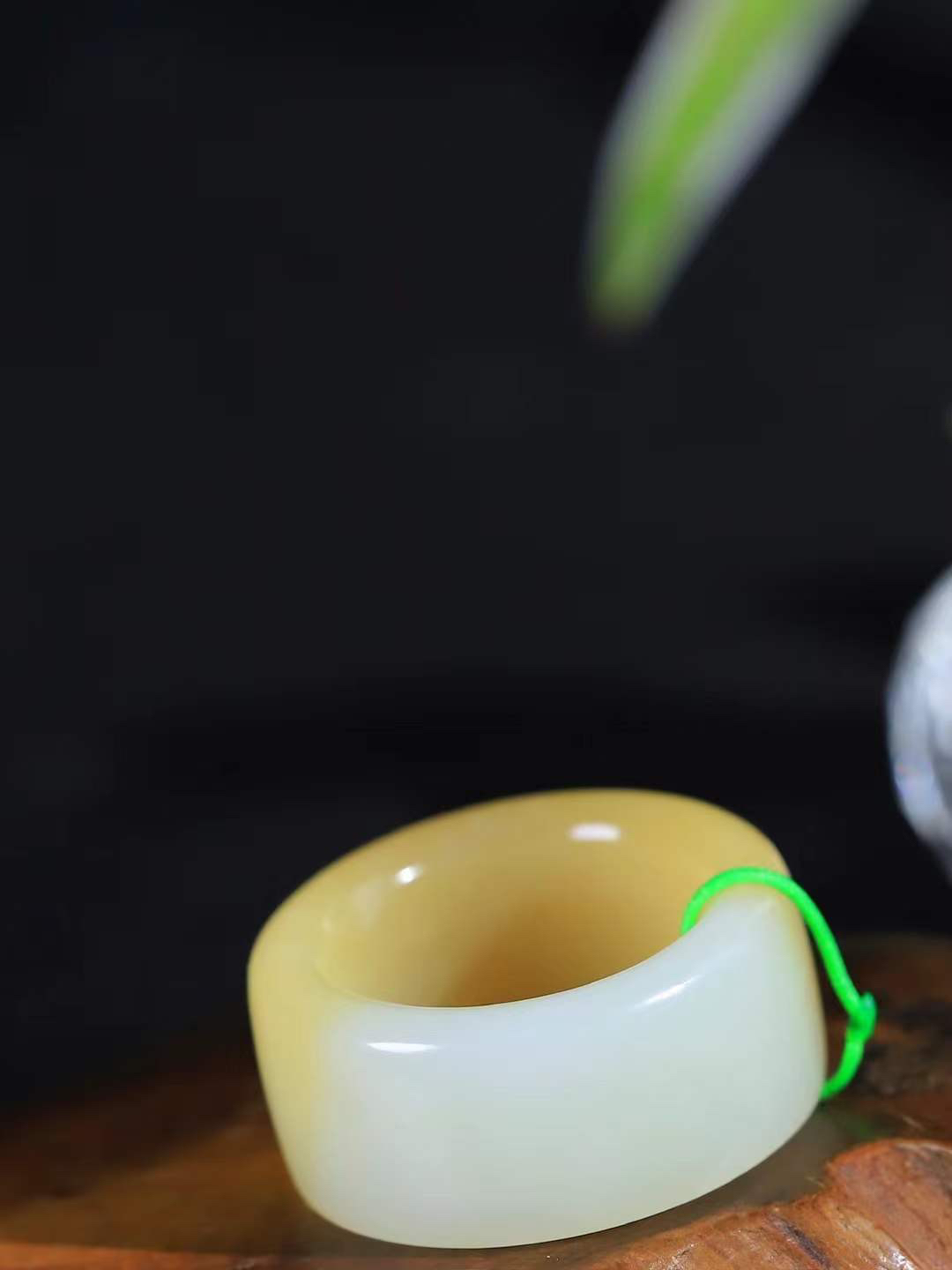 【古韵·扳指】

精品和田玉糖白玉扳指，玉质温润，油润感十足， 整器古韵生辉。优雅高贵。运筹帷