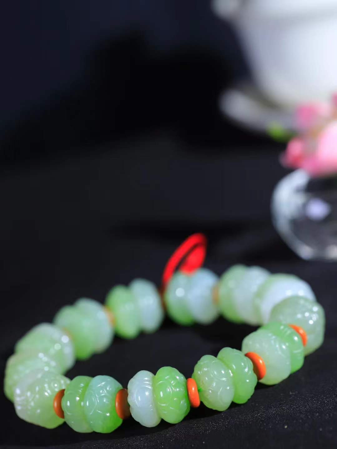 【莲花.手串】

精品和田玉翠青莲花手串，器形优雅，小巧精致，翠色浓郁，玉质细腻油润、手感上佳，颗颗精雕莲花，将荷花出淤泥而不染，濯清涟而不妖的气韵，刻画的淋漓尽致。尺寸取一14.7-15mm，重77.2克 FDA-36151920