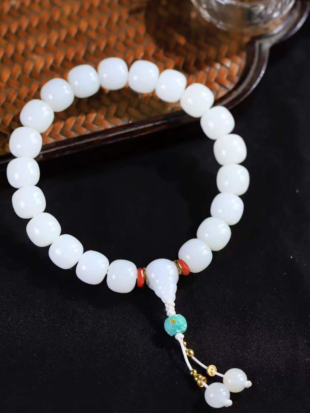 （老型珠.手串）

精品 和田玉白玉老型珠手串，玉质细腻油润 饱满光滑 质朴无华，悠远简单，人心境界远，百世修炼深，心灵常驻善意持，觉悟人生百世修。重46克    尺寸取一9.9-10.7mm    10351900A