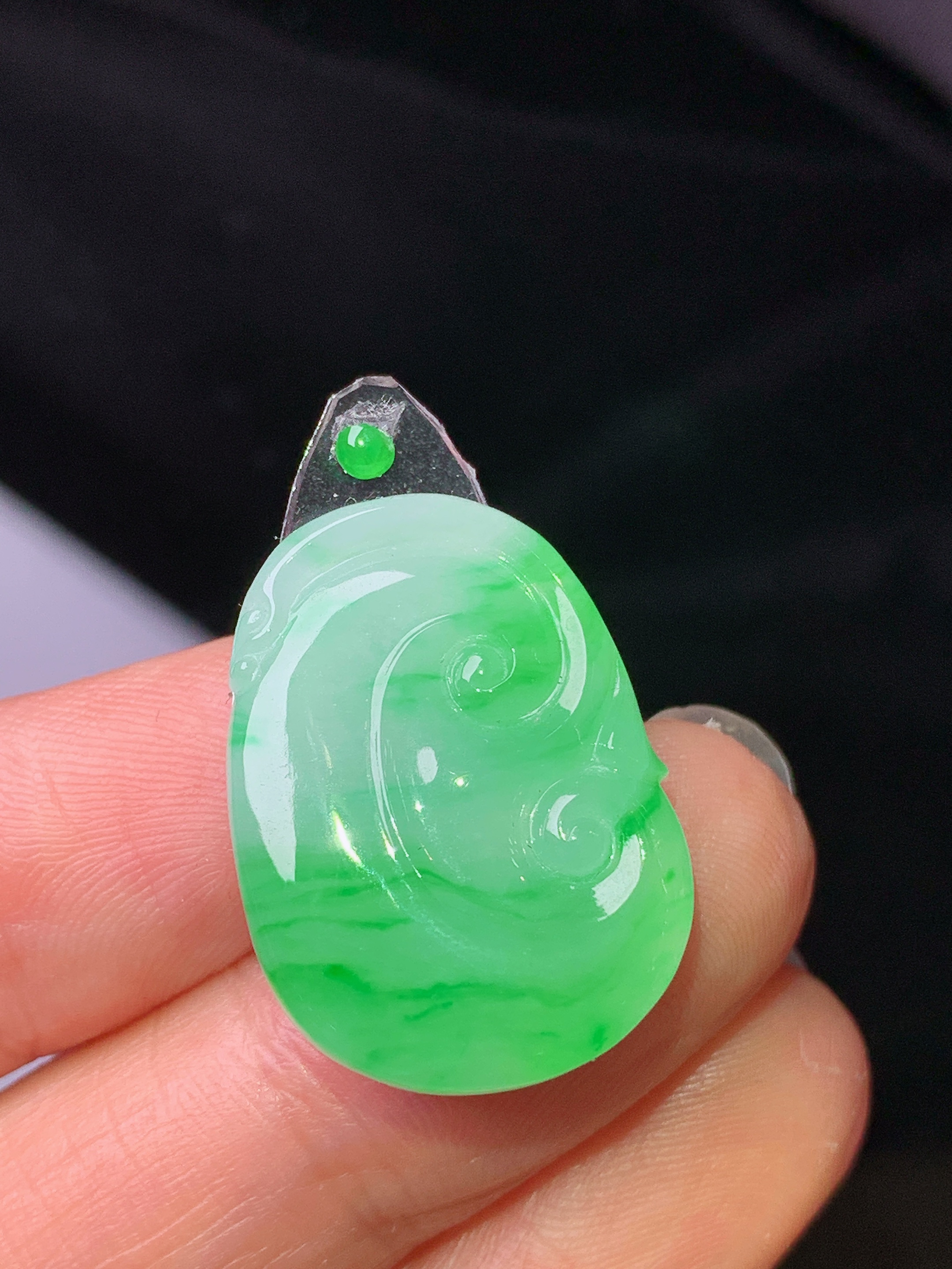 镶嵌款 翠绿如意吊坠 玉质细腻 色泽艳丽清新 水润亮眼 整体尺寸23.5*17.2*3.6*2x