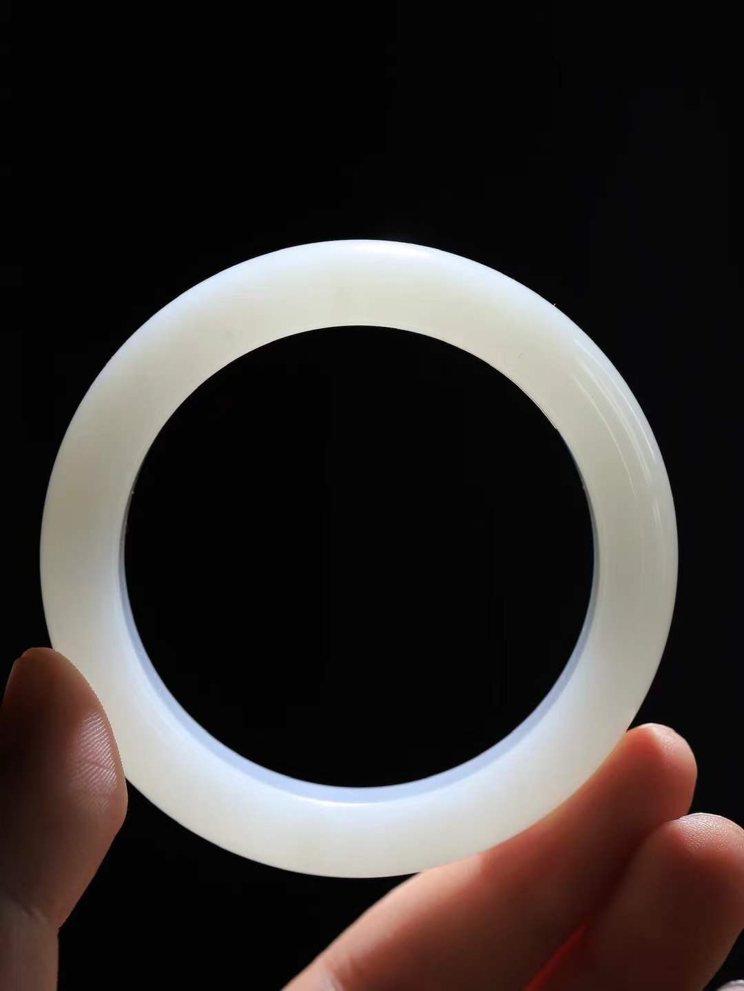 【柔情素语·手镯】

收藏级臻品和田玉白玉手镯，玉质细腻温润，手感舒适，️线条流畅，简约大气，美自天成，佩戴于腕间，婉约之美，举手投足间透出那份低调奢华，醉人心扉。重69.5克 内径圈口54mm  尺寸15-9.5mm   FDA-55352003