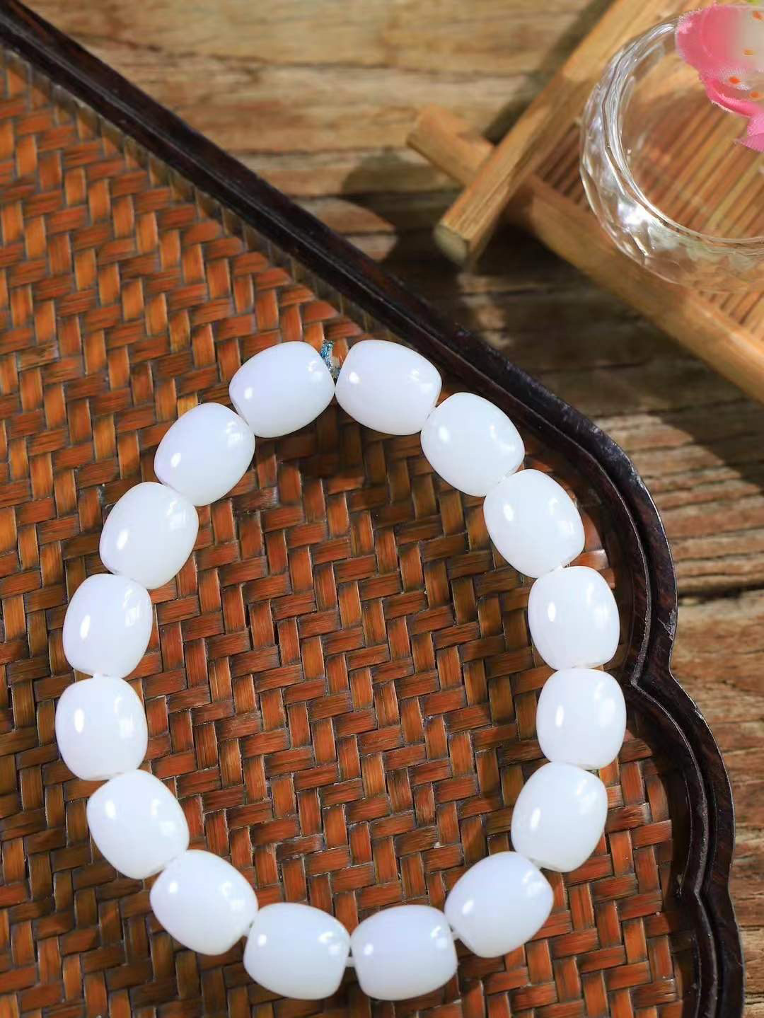 （路路通.手串）

新疆和田玉白玉手串 玉质细糯出油，成色均匀，品相好…
做工圆滑饱满大气。如清风拂袖，不经意间已是大美重50.3克   尺寸取一13.2-11.7mm   FDL-78351900