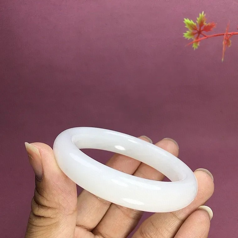 56.5圈口和田玉羊脂白手镯，镯型古朴典雅。在诗情画意的雨巷相遇，你是我腕间的一抹风情，有你眸有深情