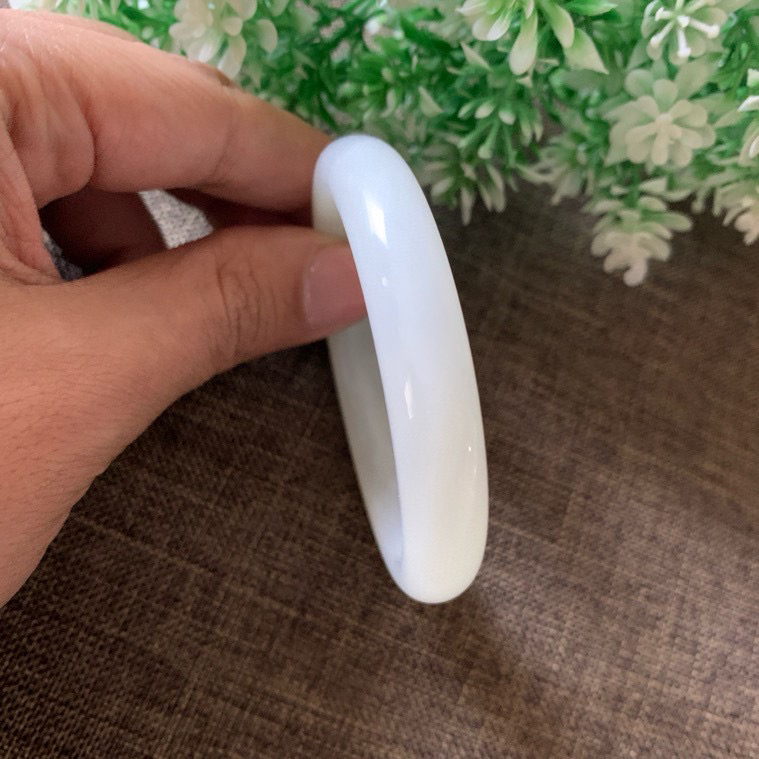 54圈口和田玉羊脂白手镯，精品荔枝冻冰白手镯，镯型古朴典雅。在诗情画意的雨巷相遇，你是我腕间的一抹风情，有你眸有深情.清风荡漾湖间静水，我愿俯身低眉，在烟波涟漪处寻你