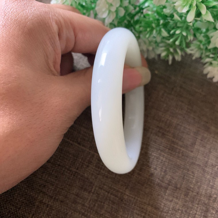 57.5圈口和田玉羊脂白手镯【挽间柔情】，精品荔枝冻冰白手镯，镯型古朴典雅。在诗情画意的雨巷相遇，你是我腕间的一抹风情，有你眸有深情.清风荡漾湖间静水，我愿俯身低眉，在烟波涟漪处寻你