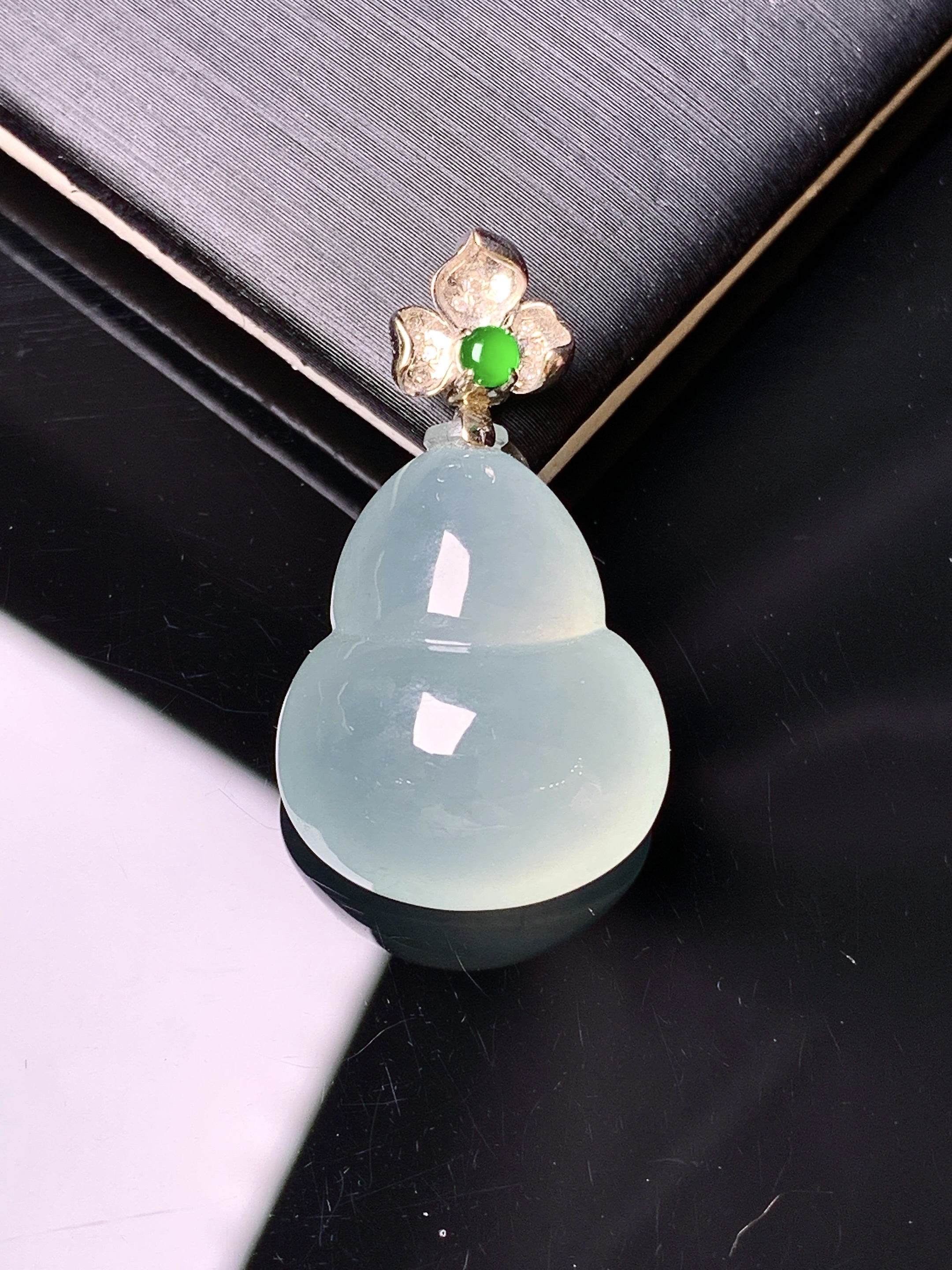 18k金钻镶嵌冰种葫芦吊坠 玉质细腻 色泽艳丽清新 水润亮眼 整体尺寸28.3*16.5*10.3*2x