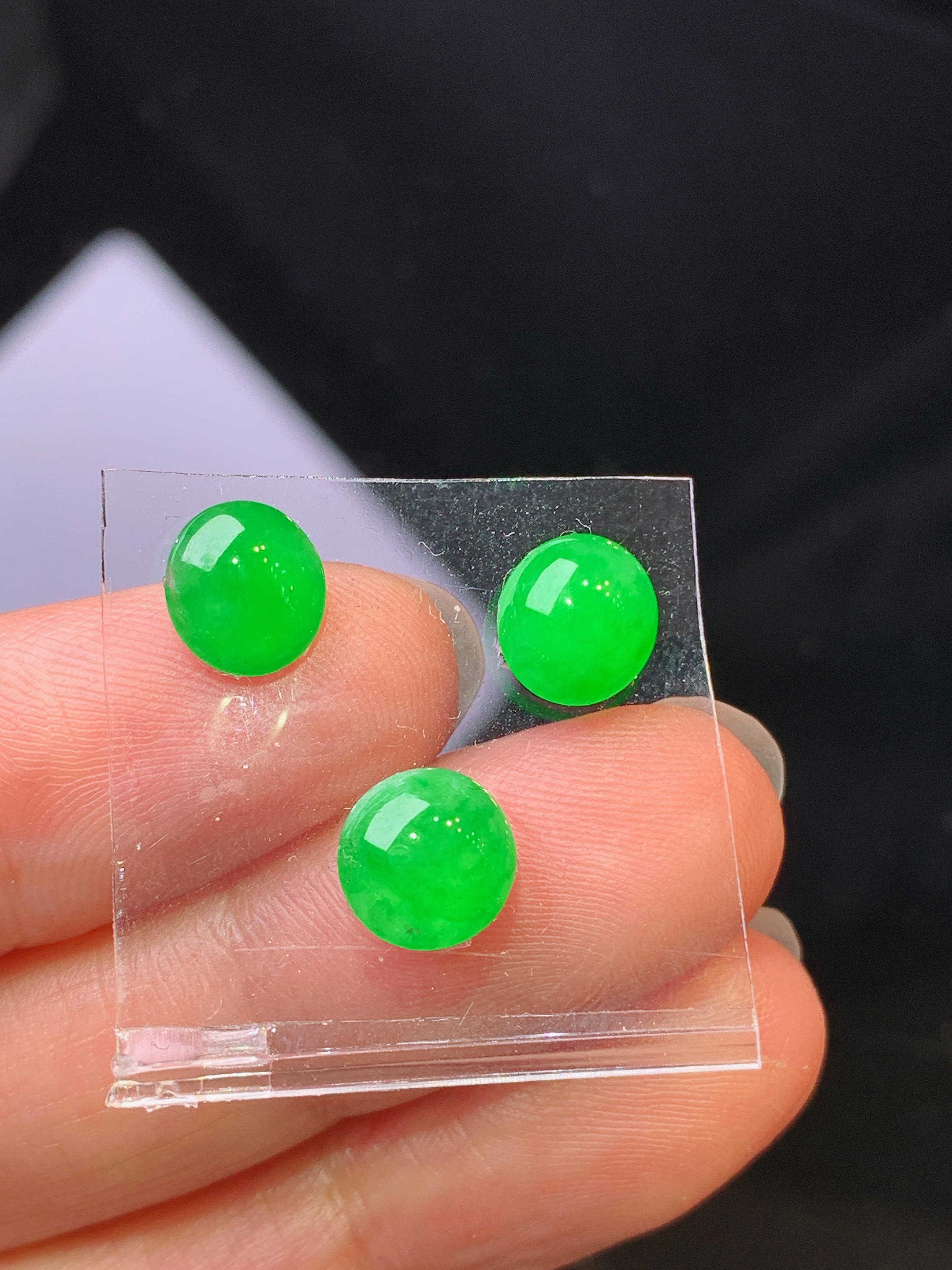 镶嵌款 翠绿蛋面一手 玉质细腻 色泽艳丽清新 水润亮眼 整体尺寸7.5*3.5j3