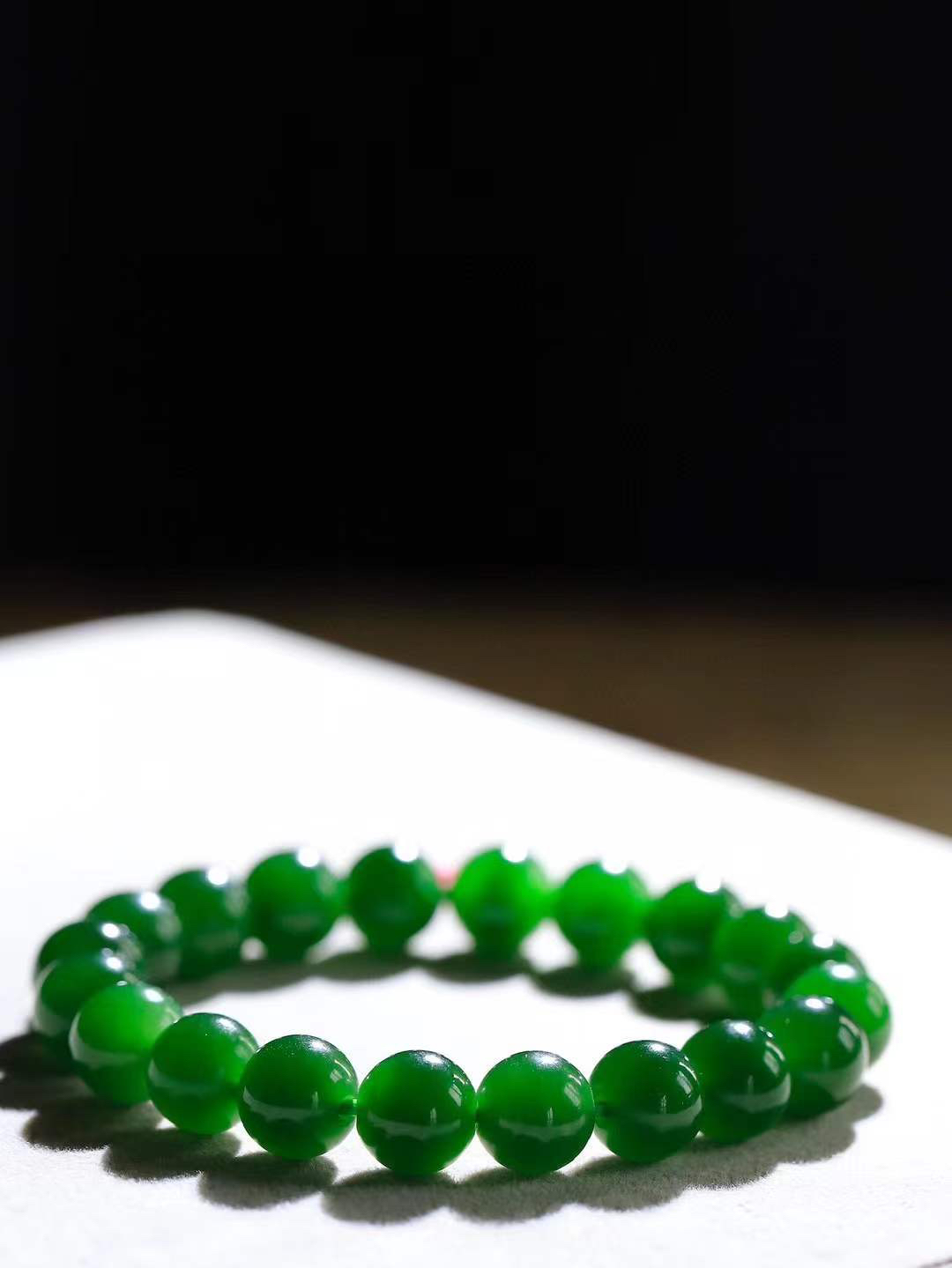 【珠圆玉润.手串】

精品️和田玉碧玉珠圆玉润手串 玉质温润细腻  整串打磨圆润，佩戴舒适。珠珠落玉盘，间关莺语花底滑，一生美好时光，无论身在何处，都有它相伴相守。事事顺遂，幸福美满，吉祥如意。重31克 尺寸取一10mm  FDA-22361933