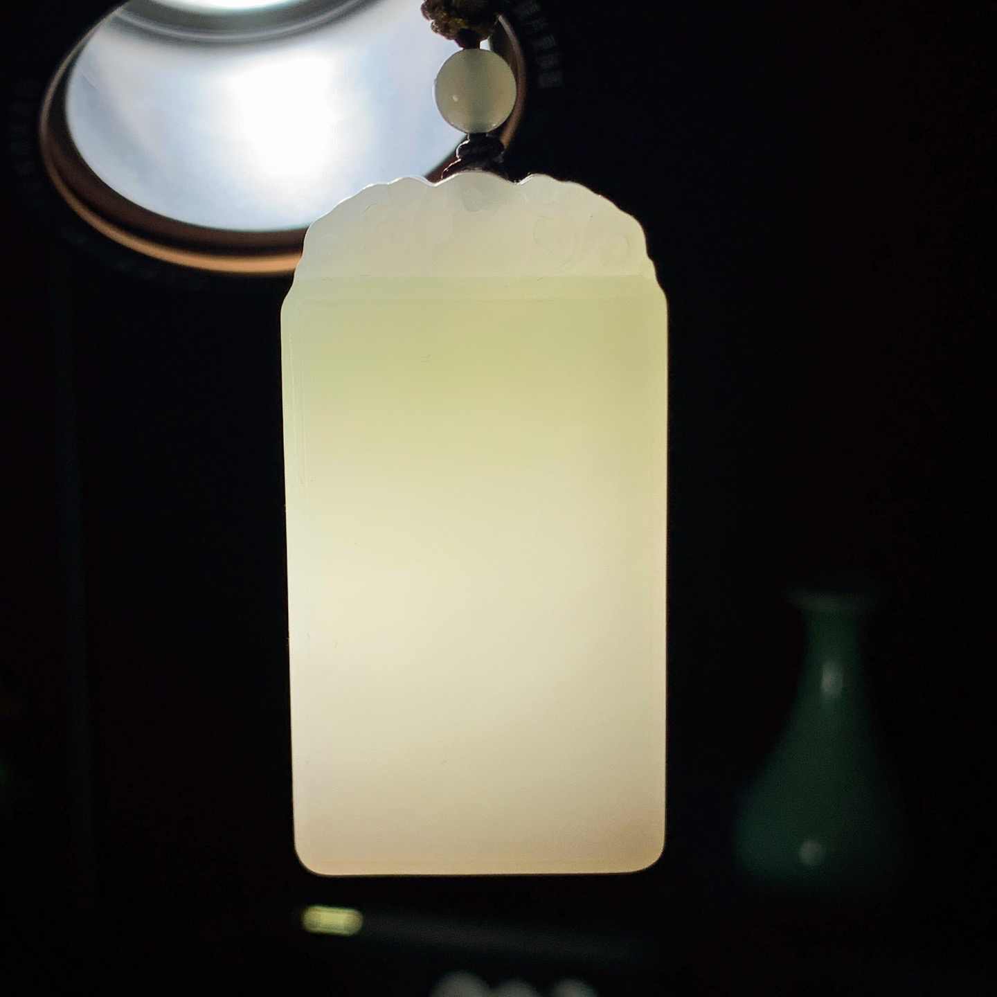 和田玉青海翠翠青平安无事牌挂件 尺寸64/28/11重48克。玉质细腻油润。手推出油。佩戴高端典雅。lt260321