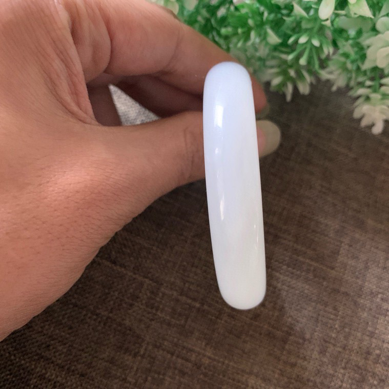 52圈口和田玉羊脂白手镯，精品荔枝冻冰白手镯，镯型古朴典雅。在诗情画意的雨巷相遇，你是我腕间的一抹风情，有你眸有深情.清风荡漾湖间静水，我愿俯身低眉，在烟波涟漪处寻你