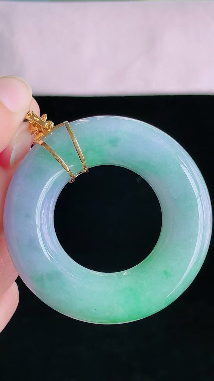 【翡翠名称】18K金镶冰春彩大平安环挂件
【翡翠尺寸】直径厚度裸石55.2/12.4mm
【翡翠描述】宝贝种老水足，玉质细腻，色泽靓丽，性价比高，佩戴效果好！
【其它赠送】权威证书/精美挂绳盒子/支持全国复检
【翡翠尺寸】
【翡翠描述】宝贝种老水足，玉质细腻，色泽靓丽，性价比高，佩戴效果好！
【其它赠送】权威证书/精美挂绳盒子/支持全国复检