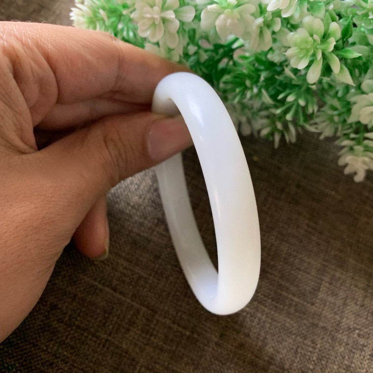 61圈口和田玉羊脂白手镯，镯型古朴典雅。在诗情画意的雨巷相遇，你是我腕间的一抹风情，有你眸有深情.清