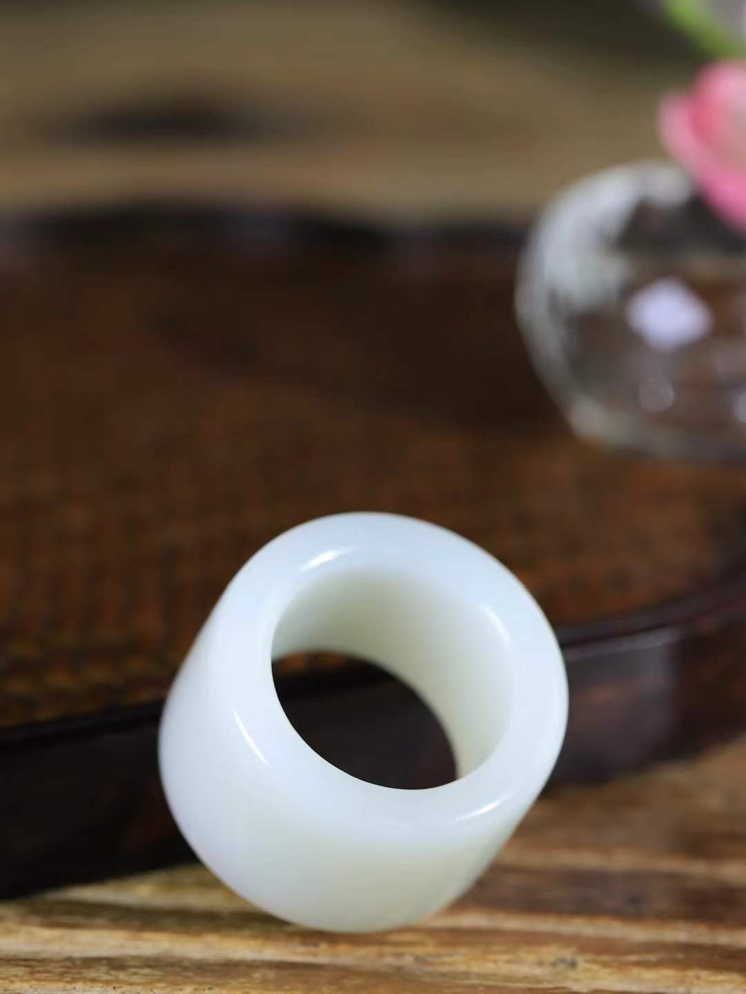 【古韵·扳指】

精品和田玉白玉扳指，玉质温润，油润感十足， 整器古韵生辉。优雅高贵。运筹帷幄