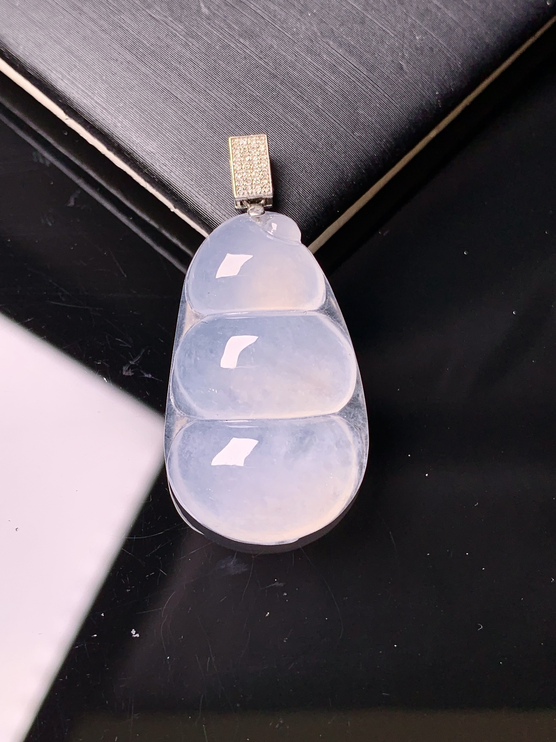 18k金钻镶嵌冰种四季豆吊坠 玉质细腻 色泽艳丽清新 水润亮眼 整体尺寸34.3*17*6*2x