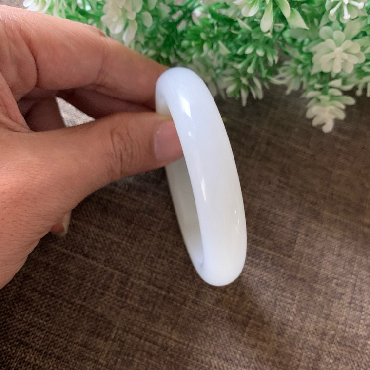 52圈口和田玉羊脂白手镯，精品荔枝冻冰白手镯，镯型古朴典雅。在诗情画意的雨巷相遇，你是我腕间的一抹风