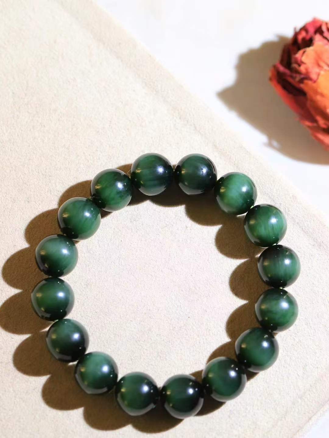 【珠圆玉润.手串】

精品和田玉碧玉猫眼珠圆玉润手串 玉质温润细腻  整串打磨圆润，佩戴舒适。珠珠落玉盘，间关莺语花底滑，一生美好时光，无论身在何处，都有它相伴相守。事事顺遂，幸福美满，吉祥如意。重45.5克 尺寸取一12mm  FDA-22101633